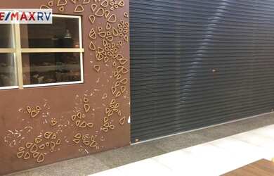 Imagem: O depósito possui 5 Vagas na garagem e 137m² de Área e está