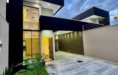 Imagem: A casa possui 3 Dormitórios, 2 Banheiros, 3 Vagas na garagem