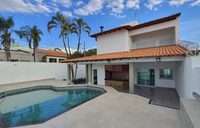 Imagem: A casa possui 4 Dormitórios, 2 Banheiros, 4 Vagas na garagem