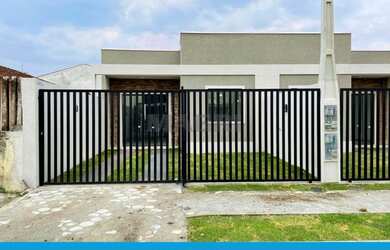 Imagem: A casa possui 3 Dormitórios, 3 Banheiros, 2 Vagas na garagem