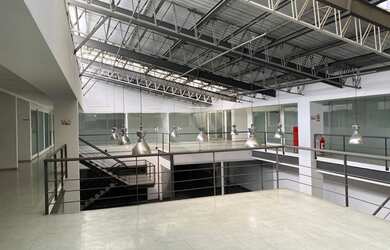 Imagem: O depósito possui 5 Vagas na garagem, 1.126m² de Área e