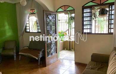 Imagem: A casa possui 3 Dormitórios, 1 Banheiro, 2 Vagas na garagem