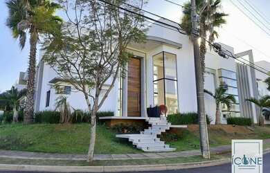 Imagem: A casa em condomínio possui 5 Dormitórios, 5 Banheiros, 4