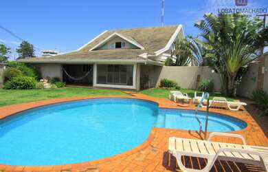 Imagem: A casa possui 3 Dormitórios, 5 Banheiros, 4 Vagas na garagem