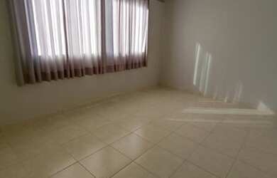 Imagem: O apartamento possui 3 Dormitórios, 1 Banheiro, 1 Vaga na garagem