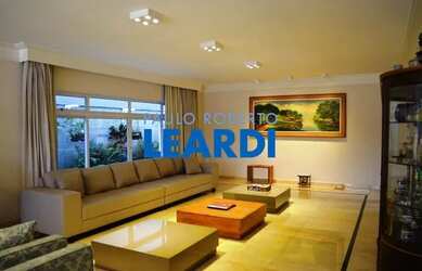 Imagem: A casa possui 4 Dormitórios, 5 Banheiros, 5 Vagas na garagem