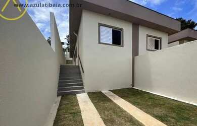 Imagem: A casa possui 2 Dormitórios, 2 Banheiros, 2 Vagas na garagem