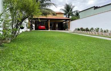 Imagem: A casa possui 3 Dormitórios, 2 Banheiros, 1 Vaga na garagem