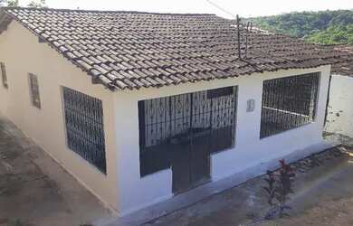 Imagem: A casa possui 4 Dormitórios, 2 Banheiros, 3 Vagas na garagem