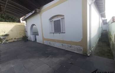 Imagem: A casa possui 3 Dormitórios, 3 Banheiros, 2 Vagas na garagem