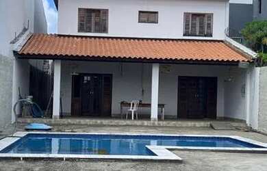 Imagem: A casa possui 5 Dormitórios, 5 Banheiros, 4 Vagas na garagem