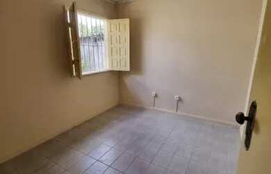 Imagem: A casa possui 2 Dormitórios, 1 Banheiro, 2 Vagas na garagem