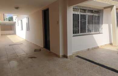 Imagem: A casa possui 3 Dormitórios, 2 Banheiros, 4 Vagas na garagem