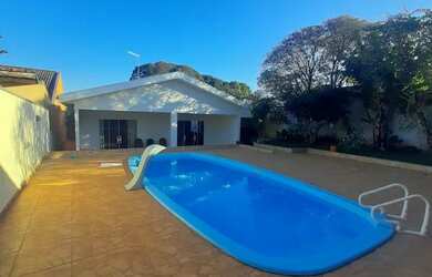 Imagem: A casa possui 3 Dormitórios, 4 Banheiros, 5 Vagas na garagem