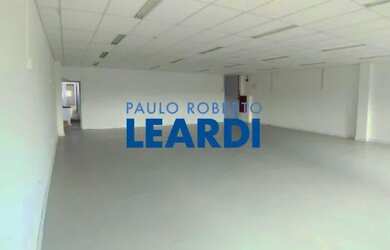 Imagem: O depósito possui 5 Vagas na garagem, 1.350m² de Área e