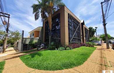 Imagem: O depósito possui 2 Vagas na garagem e 300m² de Área e está