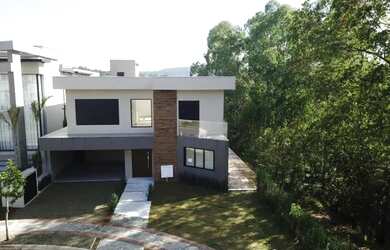 Imagem: A casa em condomínio possui 4 Dormitórios, 4 Banheiros, 4