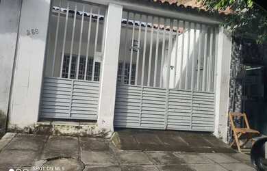Imagem: A casa possui 3 Dormitórios, 2 Banheiros, 1 Vaga na garagem