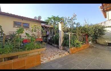 Imagem: A casa possui 4 Dormitórios, 2 Banheiros, 4 Vagas na garagem