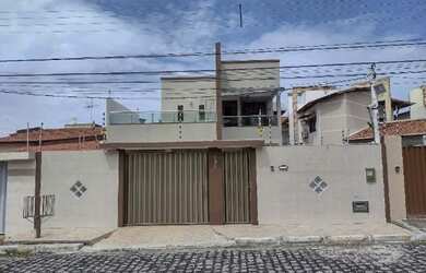 Imagem: A casa possui 4 Dormitórios, 5 Banheiros, 4 Vagas na garagem