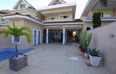 Imagem: A casa em condomínio para alugar possui 4 Dormitórios, 5 Banheiros