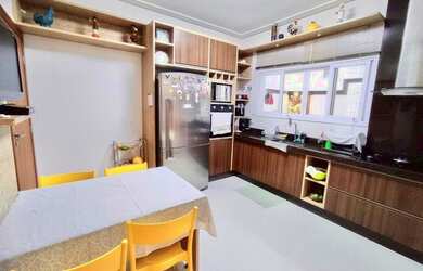 Imagem: A casa em condomínio possui 4 Dormitórios, 5 Banheiros, 2