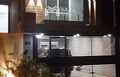 Imagem: A casa possui 4 Dormitórios, 3 Banheiros, 2 Vagas na garagem