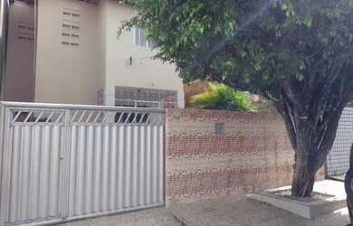 Imagem: A casa possui 5 Dormitórios, 3 Banheiros, 1 Vaga na garagem