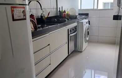 Imagem: O apartamento possui 2 Dormitórios, 1 Banheiro, 1 Vaga na garagem