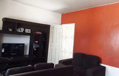 Imagem: A casa possui 2 Dormitórios, 1 Banheiro, 1 Vaga na garagem