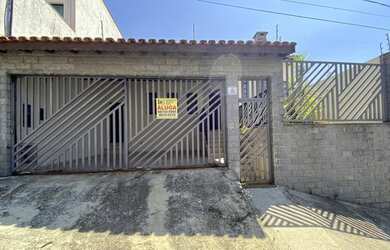 Imagem: A casa possui 3 Dormitórios, 3 Banheiros, 2 Vagas na garagem