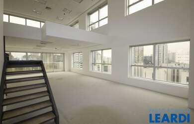 Imagem: O depósito possui 5 Vagas na garagem, 700m² de Área e está