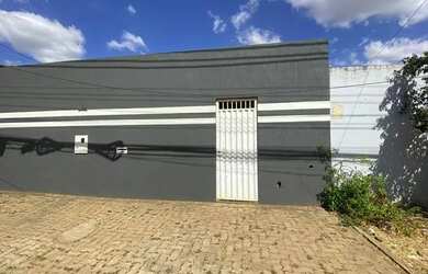 Imagem: A casa possui 3 Dormitórios, 2 Banheiros, 96m² de Área e