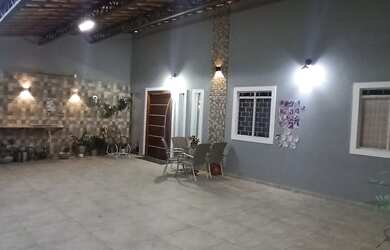 Imagem: A casa possui 4 Dormitórios, 2 Banheiros, 2 Vagas na garagem