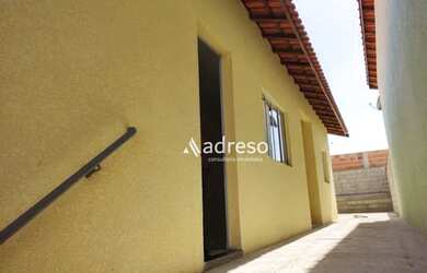 Imagem: A casa possui 2 Dormitórios, 1 Banheiro, 2 Vagas na garagem