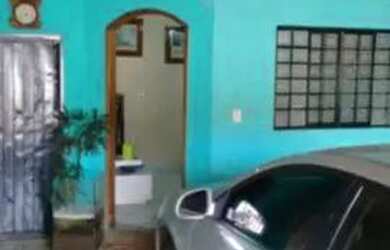 Imagem: A casa possui 2 Dormitórios, 1 Banheiro, 1 Vaga na garagem