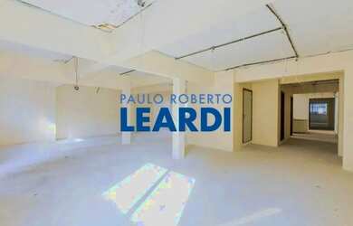 Imagem: O depósito possui 5 Vagas na garagem e 1454m² de Área e está