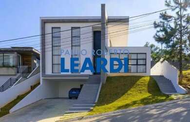 Imagem: A casa em condomínio possui 4 Dormitórios, 5 Banheiros, 5