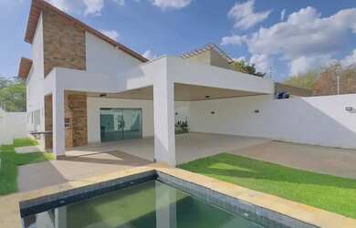 Imagem: A casa possui 3 Dormitórios, 3 Banheiros, 4 Vagas na garagem