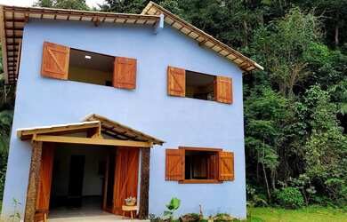 Imagem: A casa possui 3 Dormitórios, Acomodam 6 pessoas, 5 Vagas na