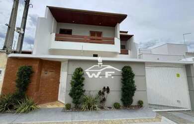 Imagem: A casa possui 4 Dormitórios, 3 Banheiros, 5 Vagas na garagem