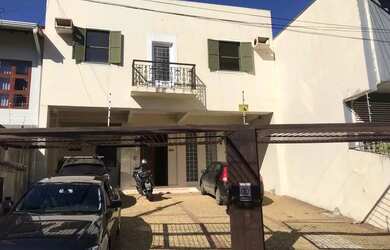 Imagem: A casa possui 5 Dormitórios, 3 Banheiros, 5 Vagas na garagem