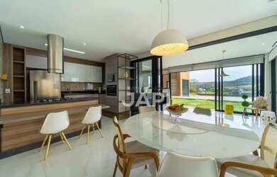 Imagem: A casa em condomínio possui 5 Dormitórios, 4 Banheiros, 5