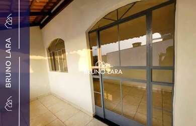 Imagem: A casa possui 3 Dormitórios, 2 Banheiros, 1 Vaga na garagem