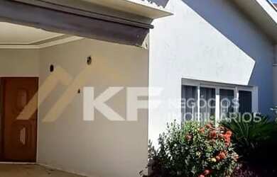 Imagem: A casa possui 3 Dormitórios, 2 Banheiros, 4 Vagas na garagem