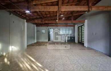 Imagem: A casa possui 3 Dormitórios, 2 Banheiros, 4 Vagas na garagem