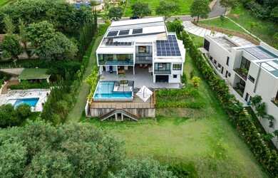 Imagem: A casa em condomínio possui 5 Dormitórios, 5 Banheiros, 5