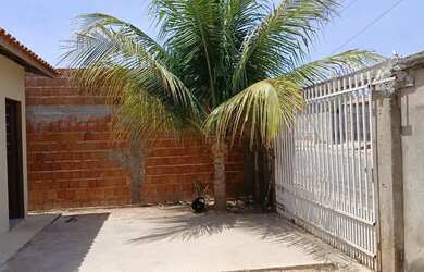 Imagem: A casa possui 3 Dormitórios, 2 Banheiros, 2 Vagas na garagem