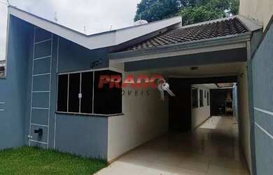 Imagem: A casa possui 3 Dormitórios, 2 Banheiros, 2 Vagas na garagem