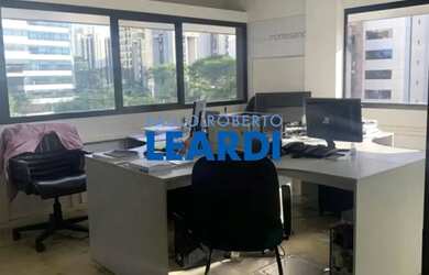 Imagem: O depósito possui 2 Vagas na garagem e 62m² de Área e está